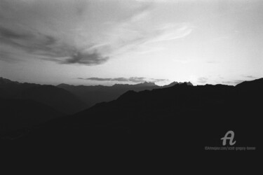 Fotografía titulada "Mont Blanc Massif -…" por Scott Gregory Banner, Obra de arte original, Fotografía analógica