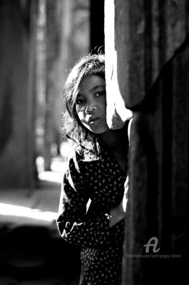 Fotografie getiteld "Young girl staring…" door Scott Gregory Banner, Origineel Kunstwerk, Film fotografie