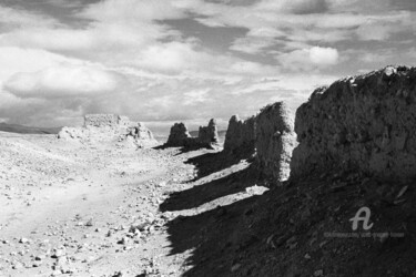 "Building ruins - ne…" başlıklı Fotoğraf Scott Gregory Banner tarafından, Orijinal sanat, Analog Fotoğrafçılık