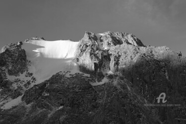 Fotografia intitolato "Mountain rock face…" da Scott Gregory Banner, Opera d'arte originale, Fotografia digitale