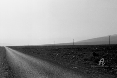 Fotografie getiteld "Desert road - near…" door Scott Gregory Banner, Origineel Kunstwerk, Film fotografie