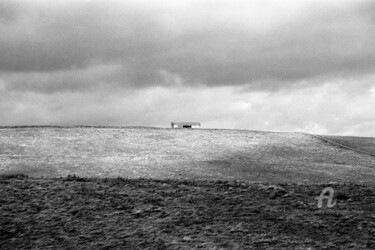 Fotografia intitolato "Field and barn - On…" da Scott Gregory Banner, Opera d'arte originale, fotografia a pellicola