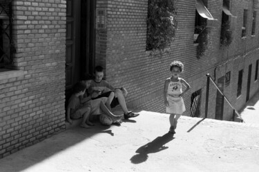 Fotografia intitolato "Children in a lanew…" da Scott Gregory Banner, Opera d'arte originale, fotografia a pellicola