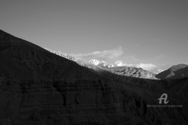 摄影 标题为“Cliff-face and moun…” 由Scott Gregory Banner, 原创艺术品, 数码摄影