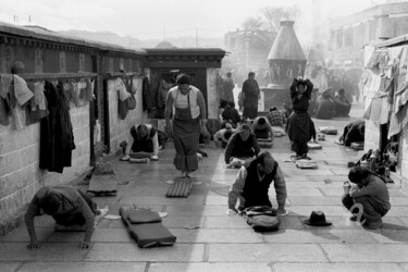 Фотография под названием "Pilgrims prostratin…" - Scott Gregory Banner, Подлинное произведение искусства, Пленочная фотограф…