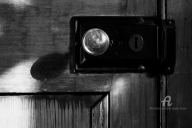 Fotografia intitulada "Door lock - Sydney…" por Scott Gregory Banner, Obras de arte originais, Fotografia de filme