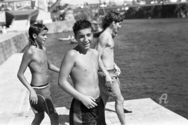 Fotografia intitolato "Teenage boys playin…" da Scott Gregory Banner, Opera d'arte originale, fotografia a pellicola