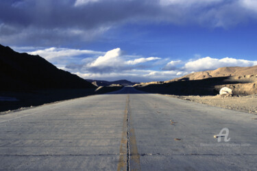 Fotografia intitolato "Remote road - near…" da Scott Gregory Banner, Opera d'arte originale, fotografia a pellicola