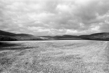 Fotografía titulada "Field and hills - K…" por Scott Gregory Banner, Obra de arte original, Fotografía analógica