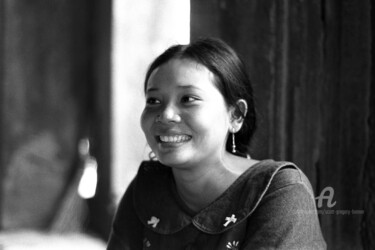 Fotografie mit dem Titel "Girl smiling - Angk…" von Scott Gregory Banner, Original-Kunstwerk, Analog Fotografie