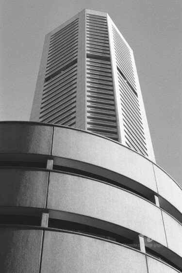 Fotografia intitolato "High rise building…" da Scott Gregory Banner, Opera d'arte originale, fotografia a pellicola