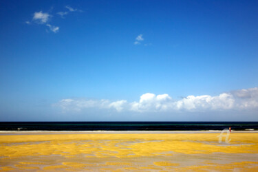 Photographie intitulée "Man walking on a be…" par Scott Gregory Banner, Œuvre d'art originale, Photographie numérique