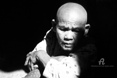Fotografia zatytułowany „Monk in a temple -…” autorstwa Scott Gregory Banner, Oryginalna praca, Fotografia filmowa