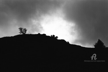 Photographie intitulée "Hilltop ridge and t…" par Scott Gregory Banner, Œuvre d'art originale, Photographie argentique