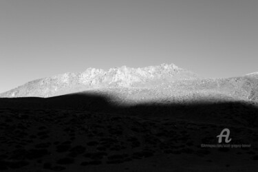 Fotografia zatytułowany „Hills and shadow -…” autorstwa Scott Gregory Banner, Oryginalna praca, Fotografia cyfrowa