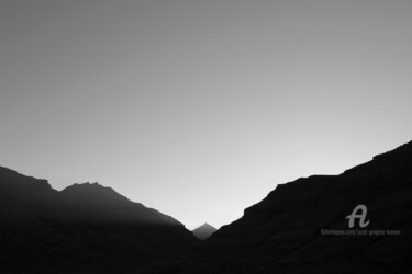 Fotografía titulada "Valley and mountain…" por Scott Gregory Banner, Obra de arte original, Fotografía digital