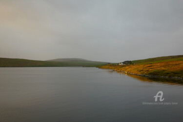 Fotografia intitolato "Loch and houses - C…" da Scott Gregory Banner, Opera d'arte originale, Fotografia digitale