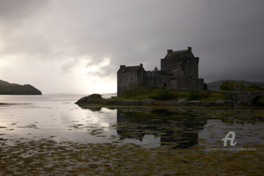 Fotografia intitolato "Eilean Donan Castle…" da Scott Gregory Banner, Opera d'arte originale, Fotografia digitale