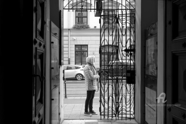Photographie intitulée "Woman outside a bui…" par Scott Gregory Banner, Œuvre d'art originale, Photographie numérique