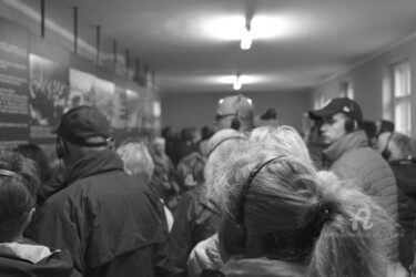 Photographie intitulée "Museum visitors - A…" par Scott Gregory Banner, Œuvre d'art originale, Photographie numérique