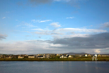 Fotografia zatytułowany „Houses and fields -…” autorstwa Scott Gregory Banner, Oryginalna praca, Fotografia cyfrowa