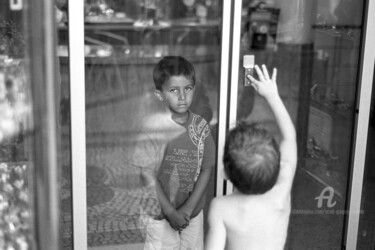 Fotografía titulada "Two boys - Lisbon -…" por Scott Gregory Banner, Obra de arte original, Fotografía analógica