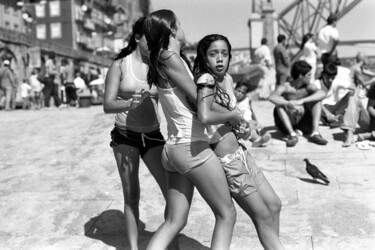 Fotografia intitolato "Teenage girls playi…" da Scott Gregory Banner, Opera d'arte originale, fotografia a pellicola