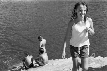 Photographie intitulée "Teenagers on a wate…" par Scott Gregory Banner, Œuvre d'art originale, Photographie argentique