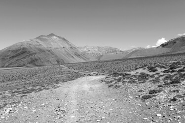 Fotografía titulada "Dirt road and hills…" por Scott Gregory Banner, Obra de arte original, Fotografía digital