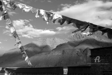 Fotografia intitolato "Prayer flags and hi…" da Scott Gregory Banner, Opera d'arte originale, Fotografia digitale