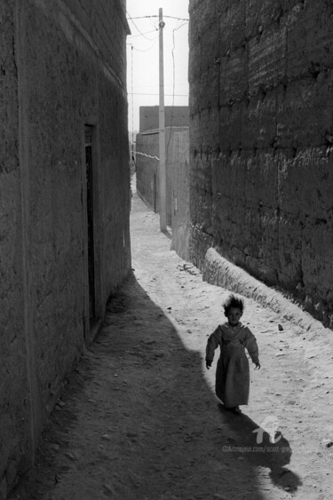Photographie intitulée "Child in an alley -…" par Scott Gregory Banner, Œuvre d'art originale, Photographie argentique