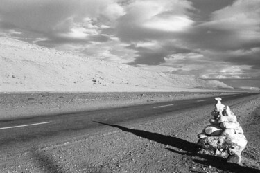 Fotografie mit dem Titel "Stone cairn and roa…" von Scott Gregory Banner, Original-Kunstwerk, Analog Fotografie