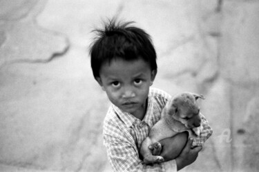 Fotografie getiteld "Child holding a dog…" door Scott Gregory Banner, Origineel Kunstwerk, Film fotografie
