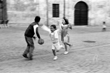 Fotografía titulada "Three children play…" por Scott Gregory Banner, Obra de arte original, Fotografía analógica