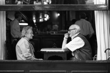 Fotografia zatytułowany „Elderly man and wom…” autorstwa Scott Gregory Banner, Oryginalna praca, Fotografia filmowa