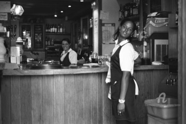 Fotografía titulada "Female bar workers…" por Scott Gregory Banner, Obra de arte original, Fotografía analógica