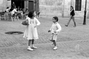 Fotografie mit dem Titel "Two children playin…" von Scott Gregory Banner, Original-Kunstwerk, Analog Fotografie