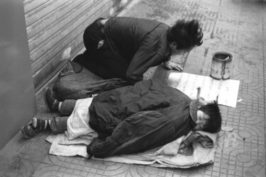 Fotografía titulada "Two street children…" por Scott Gregory Banner, Obra de arte original, Fotografía analógica