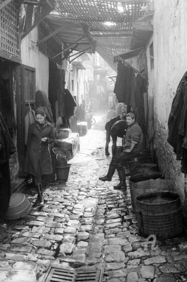 Fotografía titulada "People in an alley…" por Scott Gregory Banner, Obra de arte original, Fotografía analógica