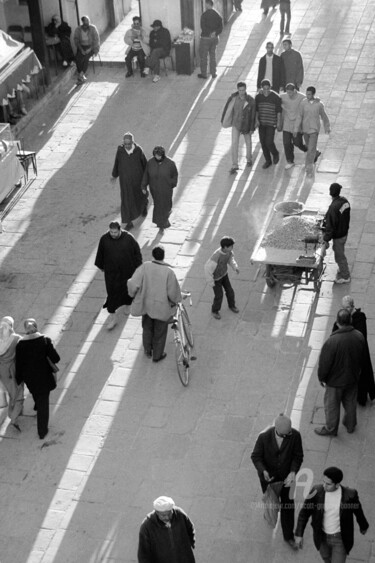 Fotografía titulada "People in a street…" por Scott Gregory Banner, Obra de arte original, Fotografía analógica