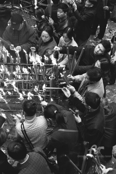 Фотография под названием "Worshippers at a te…" - Scott Gregory Banner, Подлинное произведение искусства, Пленочная фотограф…