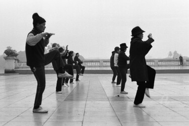 Fotografía titulada "People exercising -…" por Scott Gregory Banner, Obra de arte original, Fotografía analógica