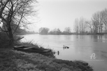 Fotografía titulada "Boat and river - Fr…" por Scott Gregory Banner, Obra de arte original, Fotografía analógica