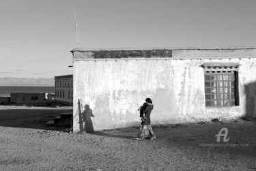 Fotografie getiteld "Woman carrying a ba…" door Scott Gregory Banner, Origineel Kunstwerk, Digitale fotografie