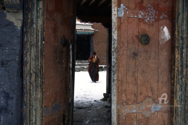 Fotografie getiteld "Monk in a monastery…" door Scott Gregory Banner, Origineel Kunstwerk, Film fotografie