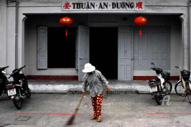 Fotografía titulada "Woman sweeping - Ho…" por Scott Gregory Banner, Obra de arte original, Fotografía analógica