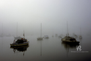 Fotografia intitolato "Boats in fog - Sydn…" da Scott Gregory Banner, Opera d'arte originale, fotografia a pellicola