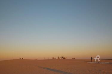 Fotografie mit dem Titel "People on a sand du…" von Scott Gregory Banner, Original-Kunstwerk, Digitale Fotografie