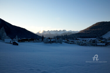 Photographie intitulée "Snow field and vill…" par Scott Gregory Banner, Œuvre d'art originale, Photographie numérique