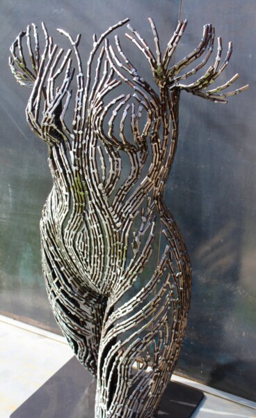 Escultura titulada "Waiting in the wint…" por Scott Wilkes, Obra de arte original, Metales